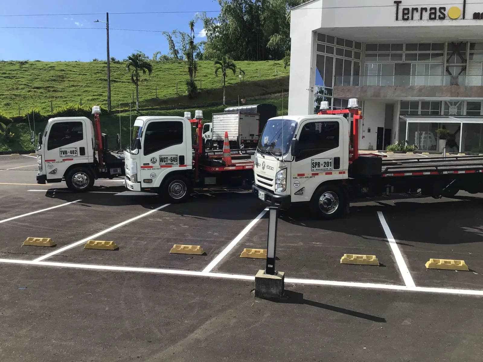 Grúa planchón trasladando vehículo en Dosquebradas